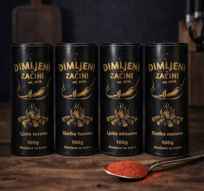 Limenke dimljene paprike i kašika mlevene paprike